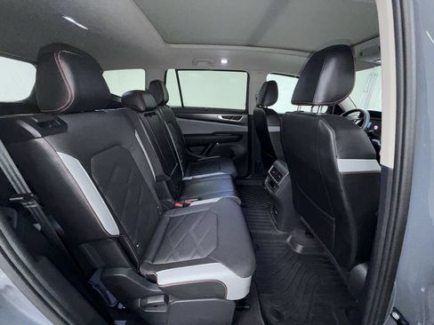 Used 2024 Volkswagen Atlas Peak Edition SE AWD/4WD image 17