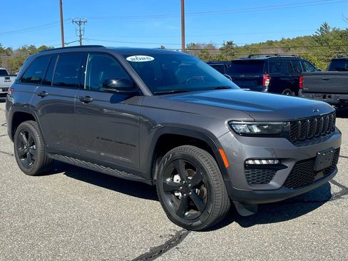 Used 2025 Jeep Grand Cherokee Limited w/ Black Appearance Package AWD/4WD image 8