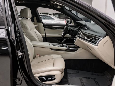 Used 2018 BMW 750i image 31