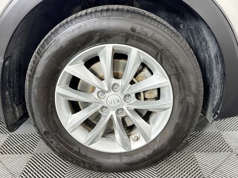 Used 2018 Kia Sorento LX image 30