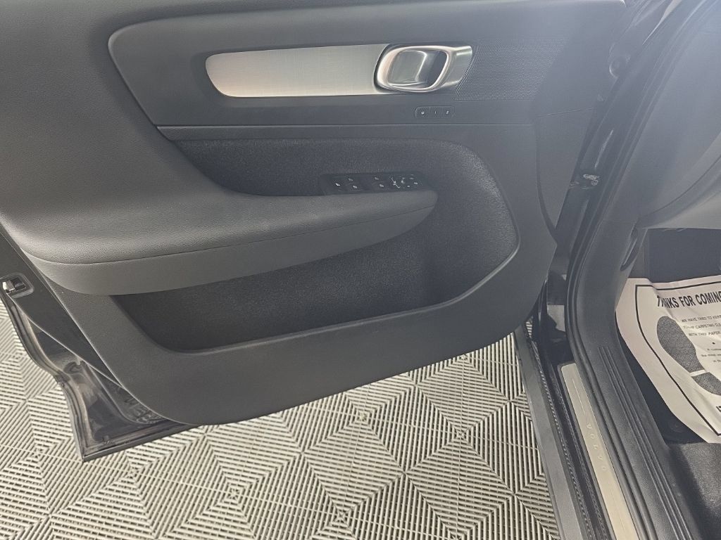 Used 2024 Volvo XC40 B5 Core AWD/4WD image 11