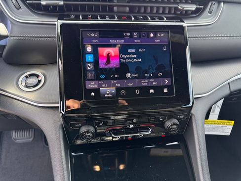 New 2025 Jeep Grand Cherokee Altitude image 18