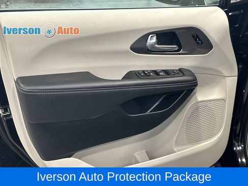 Used 2024 Chrysler Pacifica Touring-L AWD/4WD image 15