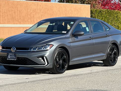 Certified 2025 Volkswagen Jetta SE image 8