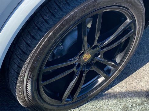 Used 2023 Porsche Cayenne Platinum Edition image 21