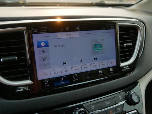 Used 2022 Chrysler Pacifica Touring-L FWD image 31
