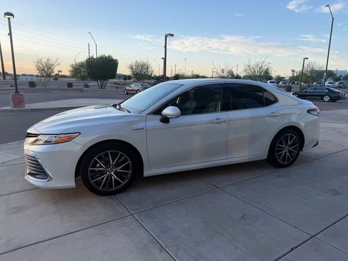 Used 2021 Toyota Camry XLE w/ Navigation Upgrade Package FWD image 11