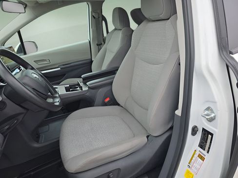 Used 2024 Toyota Sienna LE image 12