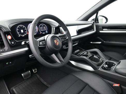 Used 2025 Porsche Cayenne S AWD/4WD image 4