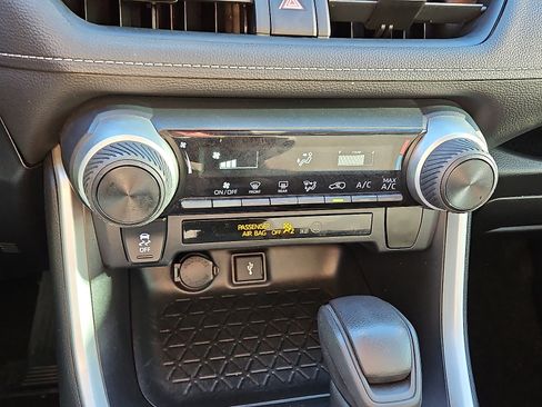 Used 2020 Toyota RAV4 LE image 14