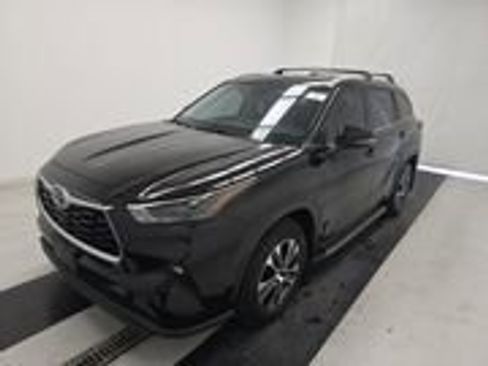 Used 2022 Toyota Highlander XLE image 3