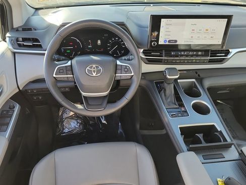 Used 2025 Toyota Sienna XLE image 18