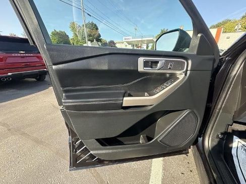 Used 2023 Ford Explorer XLT image 23