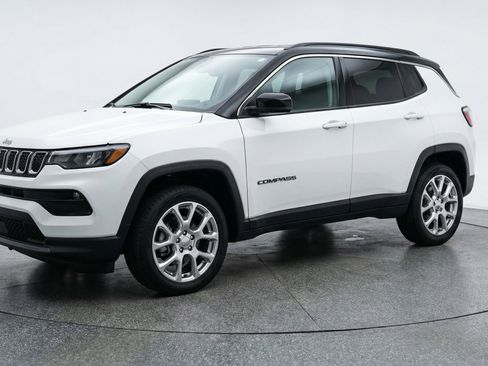 Used 2025 Jeep Compass Limited image 3