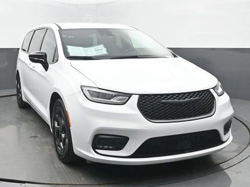 Used 2024 Chrysler Pacifica Limited FWD image 8