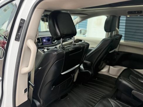 Used 2018 Chrysler Pacifica Touring-L Plus w/ Advanced Safetytec Group FWD image 39