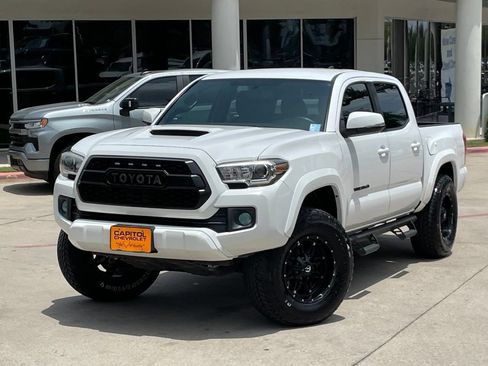 Used 2017 Toyota Tacoma TRD Sport w/ Tow Package RWD image 10