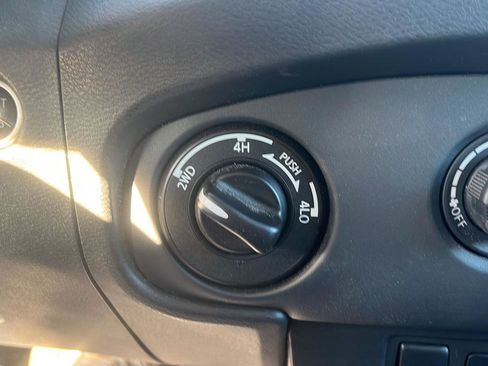 Used 2024 Nissan Frontier SV image 22