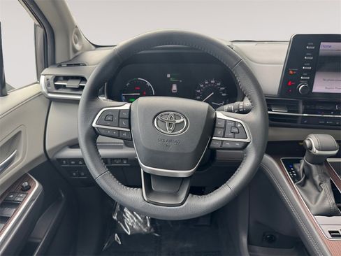 Used 2024 Toyota Sienna XLE image 12