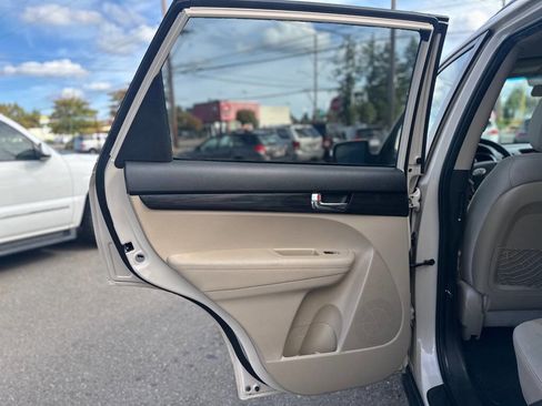 Used 2011 Kia Sorento LX image 19