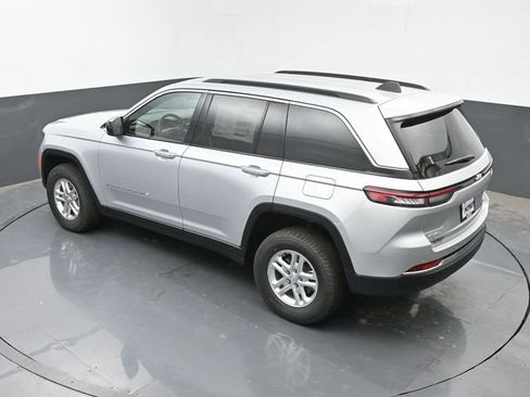 Used 2025 Jeep Grand Cherokee Laredo AWD/4WD image 37