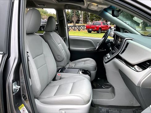 Used 2017 Toyota Sienna XLE image 8