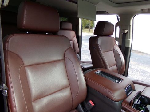 Used 2019 Chevrolet Suburban Premier image 30