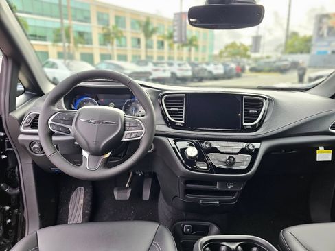 New 2026 Chrysler Pacifica Select FWD image 26