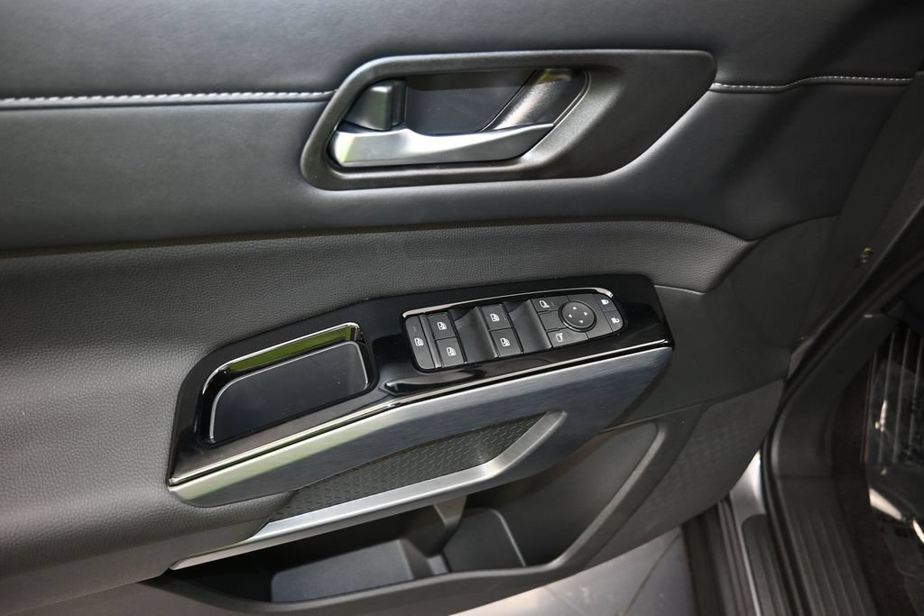 New 2026 Nissan Pathfinder SL w/ Cargo Package FWD image 11