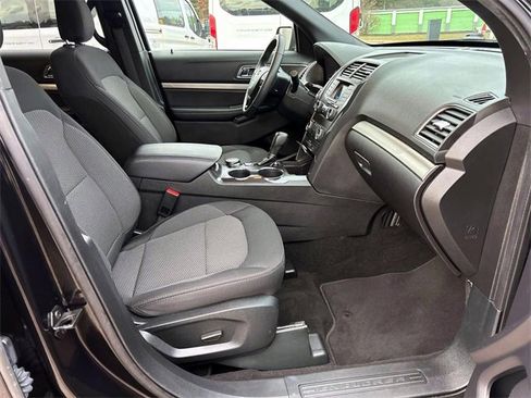 Used 2019 Ford Explorer XLT image 17