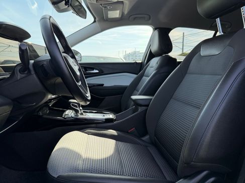 Used 2025 Chevrolet Trax LT w/ LT Convenience Package image 24