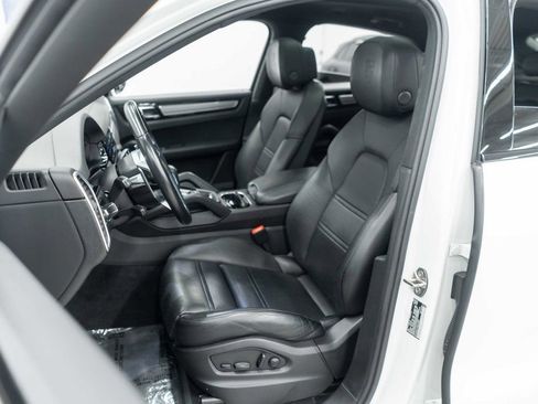 Used 2023 Porsche Cayenne Platinum Edition image 9