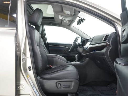 Used 2014 Toyota Highlander Limited image 11