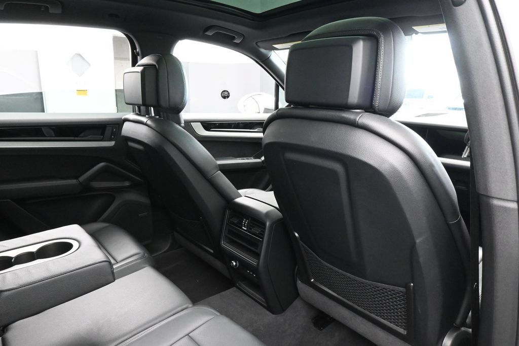 Used 2025 Porsche Cayenne AWD/4WD image 49