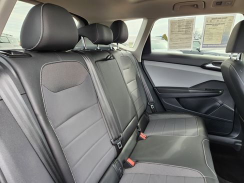 Used 2023 Volkswagen Taos SE w/ Panoramic Sunroof Package image 15