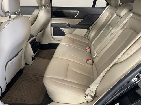 Used 2017 Lincoln Continental Select w/ Climate Package FWD image 10