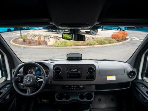 Used 2025 Mercedes-Benz Sprinter 2500 image 32