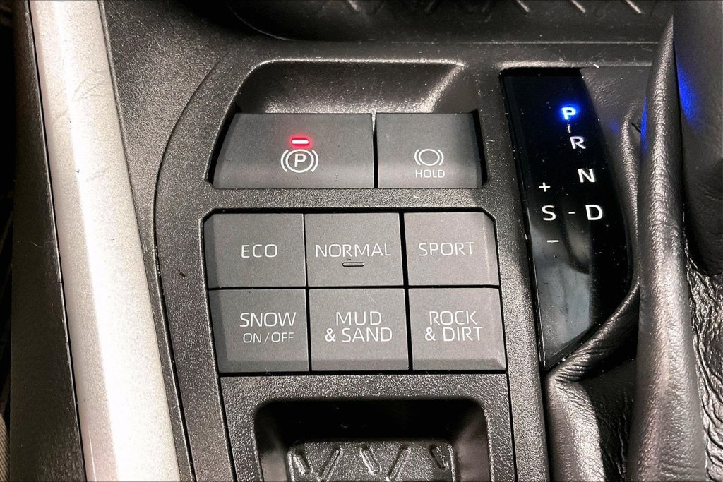 Used 2022 Toyota RAV4 XLE AWD/4WD image 16
