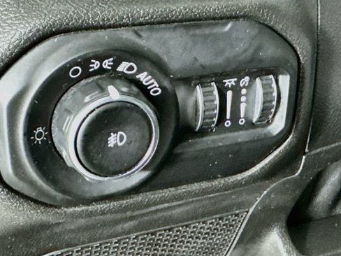 Used 2019 Jeep Wrangler Unlimited Sahara AWD/4WD image 13