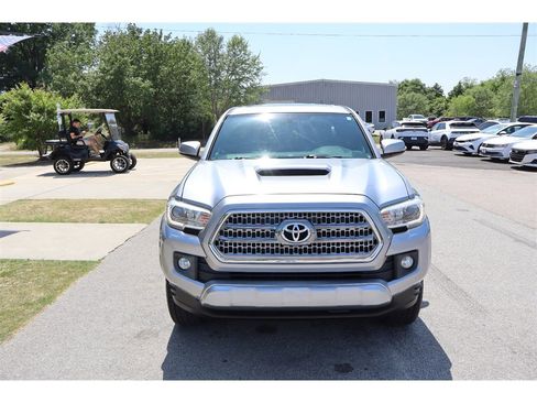 Used 2017 Toyota Tacoma TRD Sport w/ Premium & Technology Package RWD image 8