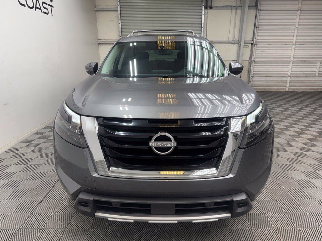 Used 2025 Nissan Pathfinder Platinum FWD image 7