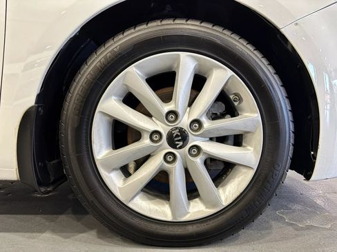 Used 2017 Kia Forte S FWD image 43