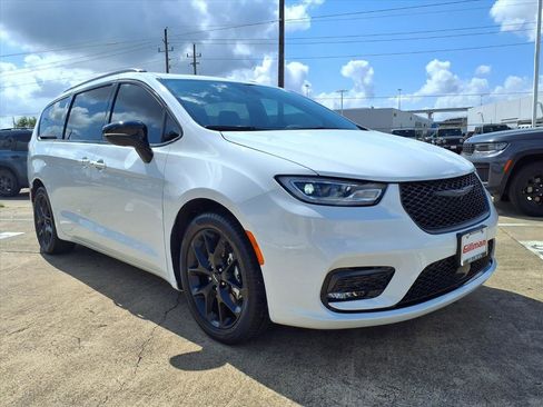 Used 2024 Chrysler Pacifica Limited w/ S Appearance Package image 1