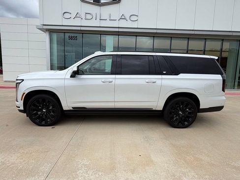 Used 2025 Cadillac Escalade ESV Sport Platinum w/ LPO, ONYX Package AWD/4WD image 2