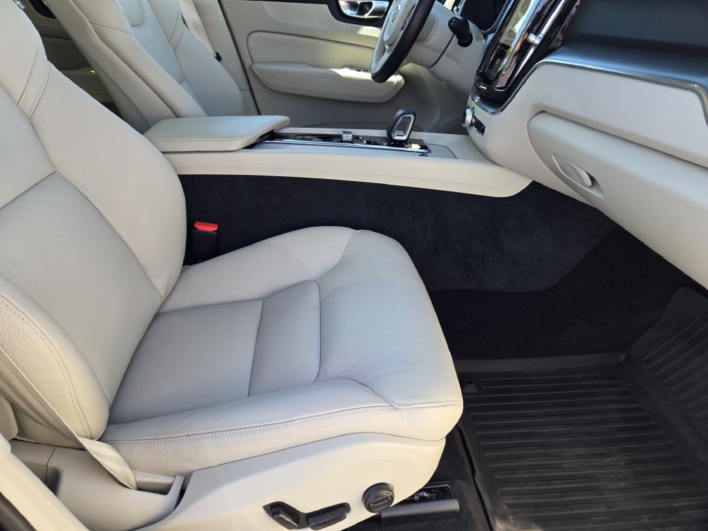 Certified 2025 Volvo XC60 B5 Core w/ Protection Package Premier AWD/4WD image 11