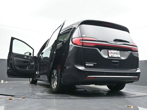 Used 2025 Chrysler Pacifica Select image 72