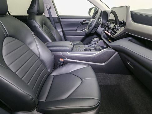 New 2026 Toyota Highlander XLE image 14