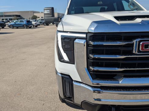 Used 2025 GMC Sierra 2500 SLE w/ SLE Value Package; image 12