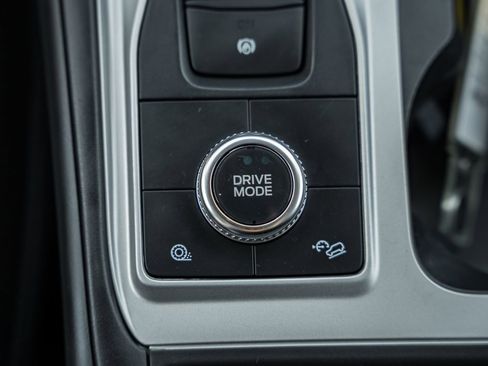 Used 2022 Ford Explorer XLT image 32