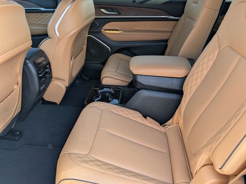 Used 2024 Jeep Grand Cherokee L Summit w/ Luxury Tech Group V AWD/4WD image 15